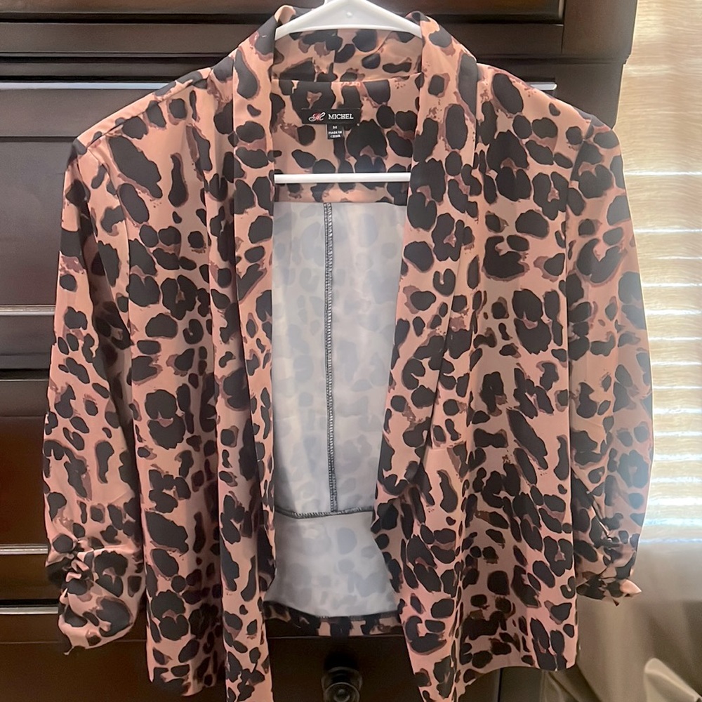 Size Medium- leopard 3/4 sleeve lite fabric blazer. Ironing not needed